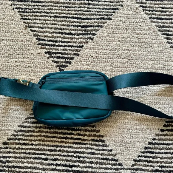 Lululemon Everywhere Belt Bag green jasper/gold in velour 1L - Picture 4 of 12